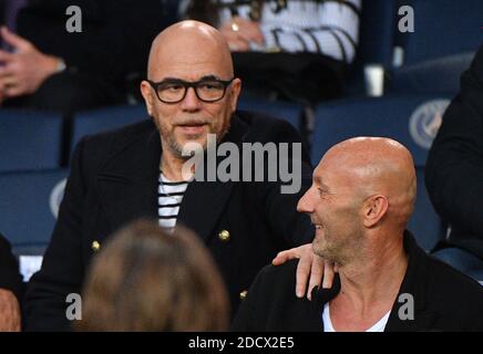 Pascal Obispo et Fabien Barthez regardant la Ligue 1 Paris Saint-Germain (PSG) et Monaco (ASM) le 15 avril 2018, au stade du Parc des Princes à Paris, France. Photo de Christian Liewig/ABACAPRESS.COM Banque D'Images