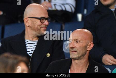 Pascal Obispo et Fabien Barthez regardant la Ligue 1 Paris Saint-Germain (PSG) et Monaco (ASM) le 15 avril 2018, au stade du Parc des Princes à Paris, France. Photo de Christian Liewig/ABACAPRESS.COM Banque D'Images