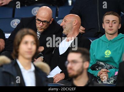 Pascal Obispo et Fabien Barthez regardant la Ligue 1 Paris Saint-Germain (PSG) et Monaco (ASM) le 15 avril 2018, au stade du Parc des Princes à Paris, France. Photo de Christian Liewig/ABACAPRESS.COM Banque D'Images