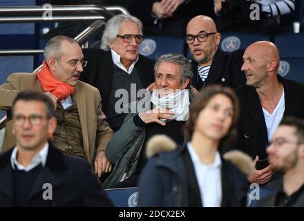 Richard Anconina, Pascal Obispo et Fabien Barthez regardant la Ligue 1 Paris Saint-Germain (PSG) et Monaco (ASM) le 15 avril 2018, au stade du Parc des Princes à Paris, France. Photo de Christian Liewig/ABACAPRESS.COM Banque D'Images