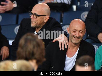 Pascal Obispo et Fabien Barthez regardant la Ligue 1 Paris Saint-Germain (PSG) et Monaco (ASM) le 15 avril 2018, au stade du Parc des Princes à Paris, France. Photo de Christian Liewig/ABACAPRESS.COM Banque D'Images