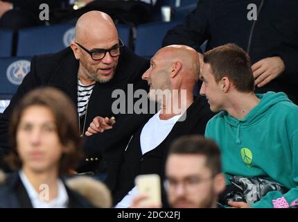 Pascal Obispo et Fabien Barthez regardant la Ligue 1 Paris Saint-Germain (PSG) et Monaco (ASM) le 15 avril 2018, au stade du Parc des Princes à Paris, France. Photo de Christian Liewig/ABACAPRESS.COM Banque D'Images