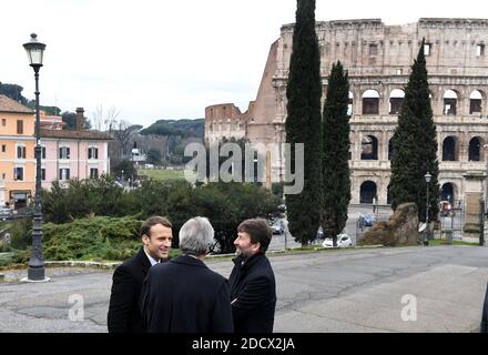 Le président français Emmanuel Macron (L) pose avec le ministre italien du Patrimoine et des activités culturelles Dario Franceschini (R) et le premier ministre italien Paolo Gentiloni (C) devant le Colisée avant leur visite au Domus Aurea, la maison construite par l'empereur romain Nero, le 11 janvier 2018 à Rome, en Italie. Photo : Eric Vandeville/ABACAPRESS.COM Banque D'Images