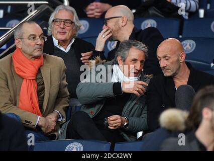 Richard Anconina, Pascal Obispo et Fabien Barthez regardant la Ligue 1 Paris Saint-Germain (PSG) et Monaco (ASM) le 15 avril 2018, au stade du Parc des Princes à Paris, France. Photo de Christian Liewig/ABACAPRESS.COM Banque D'Images