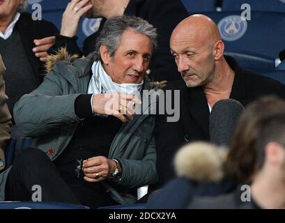 Richard Anconina, Pascal Obispo et Fabien Barthez regardant la Ligue 1 Paris Saint-Germain (PSG) et Monaco (ASM) le 15 avril 2018, au stade du Parc des Princes à Paris, France. Photo de Christian Liewig/ABACAPRESS.COM Banque D'Images