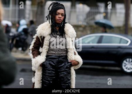 Street style, Selah Marley arrivée au spectacle automne-hiver 2018-2019 de Loewe, organisé à l'UNESCO, à Paris, en France, le 2 mars 2018. Photo de Marie-Paola Bertrand-Hillion/ABACAPRESS.COM Banque D'Images