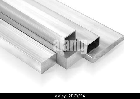 Barres d'aluminium empilées sur fond blanc. Tiges en aluminium Banque D'Images