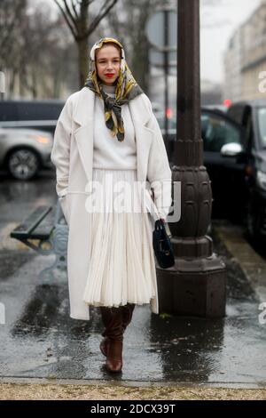 Street style, Chloe King arrive au spectacle Loewe automne-hiver 2018-2019 qui s'est tenu à l'UNESCO, à Paris, en France, le 2 mars 2018. Photo de Marie-Paola Bertrand-Hillion/ABACAPRESS.COM Banque D'Images