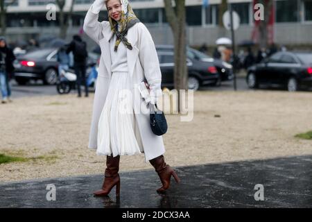 Street style, Chloe King arrive au spectacle Loewe automne-hiver 2018-2019 qui s'est tenu à l'UNESCO, à Paris, en France, le 2 mars 2018. Photo de Marie-Paola Bertrand-Hillion/ABACAPRESS.COM Banque D'Images