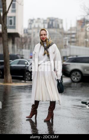 Street style, Chloe King arrive au spectacle Loewe automne-hiver 2018-2019 qui s'est tenu à l'UNESCO, à Paris, en France, le 2 mars 2018. Photo de Marie-Paola Bertrand-Hillion/ABACAPRESS.COM Banque D'Images