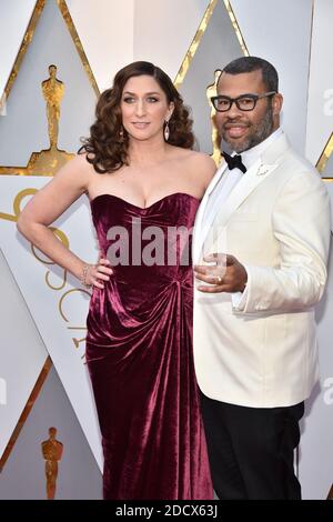 L'actrice Chelsea Peretti (L) et la réalisatrice Jordan Peele marchant sur le tapis rouge pour arriver à la 90e Academy Awards (Oscars) annuelle qui s'est tenue au Dolby Theatre à Los Angeles, CA, Etats-Unis, le 4 mars 2018. Photo de Lionel Hahn/ABACAPRESS.COM Banque D'Images