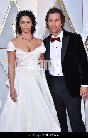 Camila Alves et Matthew McConaughey marchent sur le tapis rouge pour arriver à la 90e Academy Awards (Oscars) annuelle qui s'est tenue au Dolby Theatre de Los Angeles, CA, USA, le 4 mars 2018. Photo de Lionel Hahn/ABACAPRESS.COM Banque D'Images