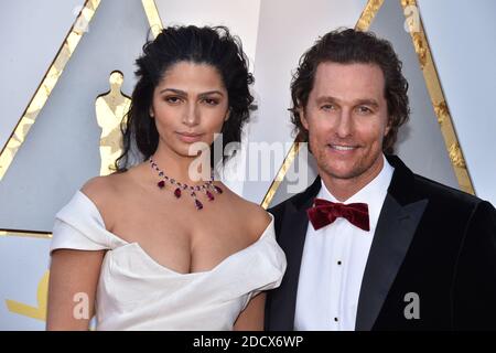 Camila Alves et Matthew McConaughey marchent sur le tapis rouge pour arriver à la 90e Academy Awards (Oscars) annuelle qui s'est tenue au Dolby Theatre de Los Angeles, CA, USA, le 4 mars 2018. Photo de Lionel Hahn/ABACAPRESS.COM Banque D'Images