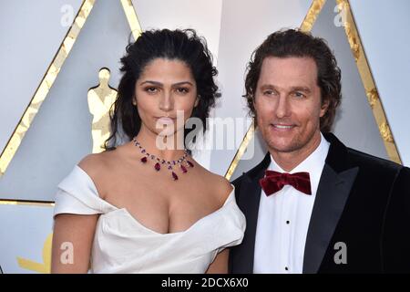 Camila Alves et Matthew McConaughey marchent sur le tapis rouge pour arriver à la 90e Academy Awards (Oscars) annuelle qui s'est tenue au Dolby Theatre de Los Angeles, CA, USA, le 4 mars 2018. Photo de Lionel Hahn/ABACAPRESS.COM Banque D'Images