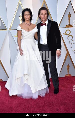 Camila Alves et Matthew McConaughey marchent sur le tapis rouge pour arriver à la 90e Academy Awards (Oscars) annuelle qui s'est tenue au Dolby Theatre de Los Angeles, CA, USA, le 4 mars 2018. Photo de Lionel Hahn/ABACAPRESS.COM Banque D'Images