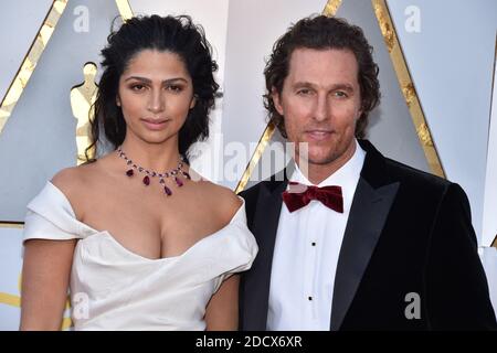 Camila Alves et Matthew McConaughey marchent sur le tapis rouge pour arriver à la 90e Academy Awards (Oscars) annuelle qui s'est tenue au Dolby Theatre de Los Angeles, CA, USA, le 4 mars 2018. Photo de Lionel Hahn/ABACAPRESS.COM Banque D'Images