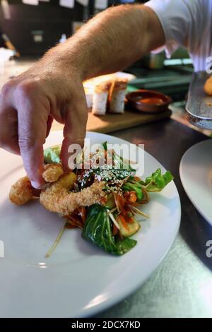 Crevettes tigrées au sésame frites Panko servies avec une salade de piment frais à Newquay, Cornouailles, Grande-Bretagne. Banque D'Images