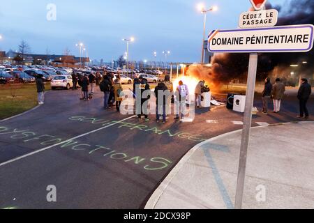 Une pile de pneus brûle alors que les gardiens de prison bloquent l'accès à la prison de Vendin-le-vieil, au nord de la France, le 15 janvier 2018. Les premières opérations de « blocage total » des prisons ont commencé à l'aube le 15 janvier à l'appel des syndicats et des superviseurs demandant plus de sécurité après que trois gardiens de prison ont été blessés dans une attaque à lame par un militant allemand d'Al-Qaïda à la prison de Vendin-le-vieil. Photo de Sylvain Lefevre/ABACAPRESS.COM Banque D'Images