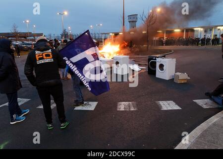 Une pile de pneus brûle alors que les gardiens de prison bloquent l'accès à la prison de Vendin-le-vieil, au nord de la France, le 15 janvier 2018. Les premières opérations de « blocage total » des prisons ont commencé à l'aube le 15 janvier à l'appel des syndicats et des superviseurs demandant plus de sécurité après que trois gardiens de prison ont été blessés dans une attaque à lame par un militant allemand d'Al-Qaïda à la prison de Vendin-le-vieil. Photo de Sylvain Lefevre/ABACAPRESS.COM Banque D'Images