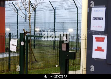 Les gardiens de prison bloquent l'accès à la prison de Vendin-le-vieil, dans le nord de la France, le 15 janvier 2018. Les premières opérations de « blocage total » des prisons ont commencé à l'aube le 15 janvier à l'appel des syndicats et des superviseurs demandant plus de sécurité après que trois gardiens de prison ont été blessés dans une attaque à lame par un militant allemand d'Al-Qaïda à la prison de Vendin-le-vieil. Photo de Sylvain Lefevre/ABACAPRESS.COM Banque D'Images