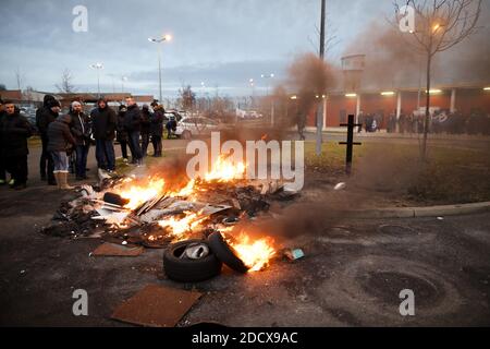 Une pile de pneus brûle alors que les gardiens de prison bloquent l'accès à la prison de Vendin-le-vieil, au nord de la France, le 15 janvier 2018. Les premières opérations de « blocage total » des prisons ont commencé à l'aube le 15 janvier à l'appel des syndicats et des superviseurs demandant plus de sécurité après que trois gardiens de prison ont été blessés dans une attaque à lame par un militant allemand d'Al-Qaïda à la prison de Vendin-le-vieil. Photo de Sylvain Lefevre/ABACAPRESS.COM Banque D'Images