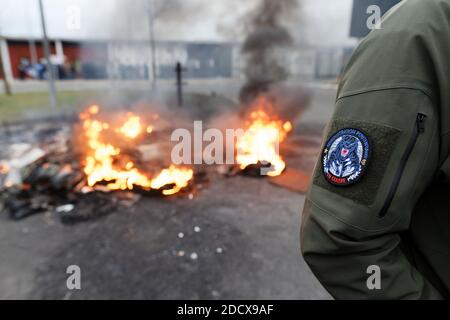 Une pile de pneus brûle alors que les gardiens de prison bloquent l'accès à la prison de Vendin-le-vieil, au nord de la France, le 15 janvier 2018. Les premières opérations de « blocage total » des prisons ont commencé à l'aube le 15 janvier à l'appel des syndicats et des superviseurs demandant plus de sécurité après que trois gardiens de prison ont été blessés dans une attaque à lame par un militant allemand d'Al-Qaïda à la prison de Vendin-le-vieil. Photo de Sylvain Lefevre/ABACAPRESS.COM Banque D'Images