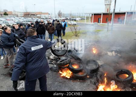 Une pile de pneus brûle alors que les gardiens de prison bloquent l'accès à la prison de Vendin-le-vieil, au nord de la France, le 15 janvier 2018. Les premières opérations de « blocage total » des prisons ont commencé à l'aube le 15 janvier à l'appel des syndicats et des superviseurs demandant plus de sécurité après que trois gardiens de prison ont été blessés dans une attaque à lame par un militant allemand d'Al-Qaïda à la prison de Vendin-le-vieil. Photo de Sylvain Lefevre/ABACAPRESS.COM Banque D'Images