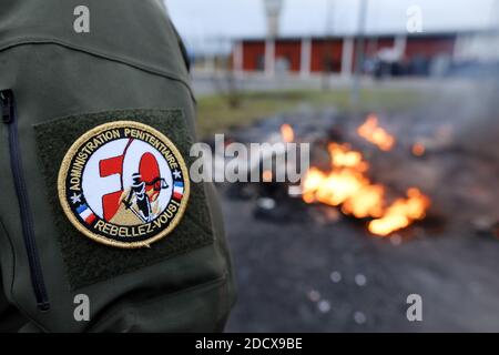 Une pile de pneus brûle alors que les gardiens de prison bloquent l'accès à la prison de Vendin-le-vieil, au nord de la France, le 15 janvier 2018. Les premières opérations de « blocage total » des prisons ont commencé à l'aube le 15 janvier à l'appel des syndicats et des superviseurs demandant plus de sécurité après que trois gardiens de prison ont été blessés dans une attaque à lame par un militant allemand d'Al-Qaïda à la prison de Vendin-le-vieil. Photo de Sylvain Lefevre/ABACAPRESS.COM Banque D'Images