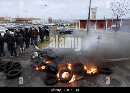 Une pile de pneus brûle alors que les gardiens de prison bloquent l'accès à la prison de Vendin-le-vieil, au nord de la France, le 15 janvier 2018. Les premières opérations de « blocage total » des prisons ont commencé à l'aube le 15 janvier à l'appel des syndicats et des superviseurs demandant plus de sécurité après que trois gardiens de prison ont été blessés dans une attaque à lame par un militant allemand d'Al-Qaïda à la prison de Vendin-le-vieil. Photo de Sylvain Lefevre/ABACAPRESS.COM Banque D'Images