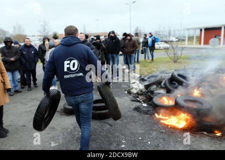 Une pile de pneus brûle alors que les gardiens de prison bloquent l'accès à la prison de Vendin-le-vieil, au nord de la France, le 15 janvier 2018. Les premières opérations de « blocage total » des prisons ont commencé à l'aube le 15 janvier à l'appel des syndicats et des superviseurs demandant plus de sécurité après que trois gardiens de prison ont été blessés dans une attaque à lame par un militant allemand d'Al-Qaïda à la prison de Vendin-le-vieil. Photo de Sylvain Lefevre/ABACAPRESS.COM Banque D'Images