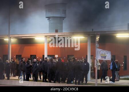 Les gardiens de prison bloquent l'accès à la prison de Vendin-le-vieil, dans le nord de la France, le 15 janvier 2018. Les premières opérations de « blocage total » des prisons ont commencé à l'aube le 15 janvier à l'appel des syndicats et des superviseurs demandant plus de sécurité après que trois gardiens de prison ont été blessés dans une attaque à lame par un militant allemand d'Al-Qaïda à la prison de Vendin-le-vieil. Photo de Sylvain Lefevre/ABACAPRESS.COM Banque D'Images