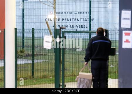 Les gardiens de prison bloquent l'accès à la prison de Vendin-le-vieil, dans le nord de la France, le 15 janvier 2018. Les premières opérations de « blocage total » des prisons ont commencé à l'aube le 15 janvier à l'appel des syndicats et des superviseurs demandant plus de sécurité après que trois gardiens de prison ont été blessés dans une attaque à lame par un militant allemand d'Al-Qaïda à la prison de Vendin-le-vieil. Photo de Sylvain Lefevre/ABACAPRESS.COM Banque D'Images