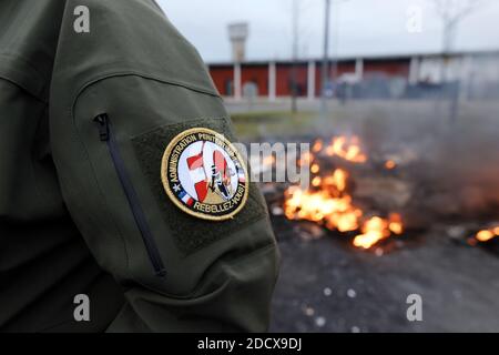 Une pile de pneus brûle alors que les gardiens de prison bloquent l'accès à la prison de Vendin-le-vieil, au nord de la France, le 15 janvier 2018. Les premières opérations de « blocage total » des prisons ont commencé à l'aube le 15 janvier à l'appel des syndicats et des superviseurs demandant plus de sécurité après que trois gardiens de prison ont été blessés dans une attaque à lame par un militant allemand d'Al-Qaïda à la prison de Vendin-le-vieil. Photo de Sylvain Lefevre/ABACAPRESS.COM Banque D'Images