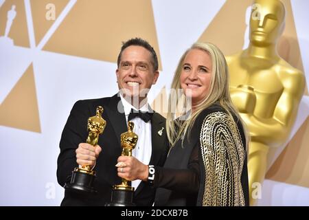 Le réalisateur Lee Unkrich (L) et le producteur Darla K. Anderson, lauréats du prix du spectacle d'animation "Coco" dans la salle de presse des 90e Academy Awards qui se sont tenus au Dolby Theatre à Hollywood, Los Angeles, CA, Etats-Unis le 4 mars 2018. Photo de Lionel Hahn/ABACAPRESS.COM Banque D'Images