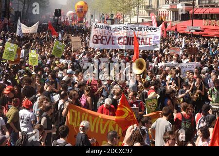 Des milliers de mars lors d'une manifestation le 19 avril 2018 à Paris, en France, dans le cadre d'une journée multi-branche de protestation convoquée par les syndicats français CGT et Solidaires contre la politique du président français dans le cadre d'une grève ferroviaire et de la propagation des sit-ins étudiants. Le président Emmanuel Macron a été confronté à des manifestations de masse tandis que les syndicalistes cherchent à galvaniser les étudiants en colère, les travailleurs du secteur public et les chauffeurs de train en grève pour former un mouvement commun contre sa volonté à plusieurs volets de réformer l'économie française. Photo de Daniel Maunoury/ABACAPRESS.COM Banque D'Images