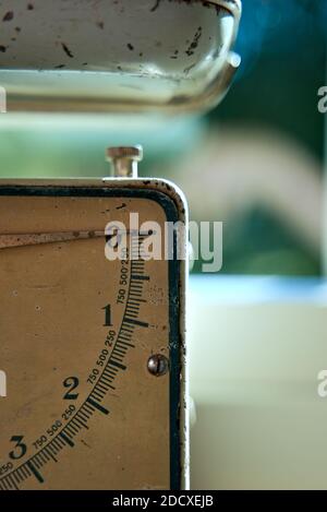 Ancienne balance de cuisine vintage pour la cuisson des ingrédients, mesure en kilos et grammes. Banque D'Images