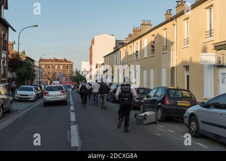 En raison de l'évacuation de l'Université de Tolbiac tôt dans la matinée, plusieurs centaines de personnes se sont rassemblées devant les locaux de l'université pour protester contre l'utilisation de la force pour déloger les étudiants. À la suite de ce rassemblement, plusieurs groupes de manifestants ont manifesté dans les rues de Paris et d'Ivry, brûlant des poubelles sur la route et obligeant la police à intervenir. Paris, France, le 20 avril 2018. Photo de Samuel Boivin / ABACAPRESS.COM Banque D'Images