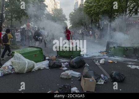 En raison de l'évacuation de l'Université de Tolbiac tôt dans la matinée, plusieurs centaines de personnes se sont rassemblées devant les locaux de l'université pour protester contre l'utilisation de la force pour déloger les étudiants. À la suite de ce rassemblement, plusieurs groupes de manifestants ont manifesté dans les rues de Paris et d'Ivry, brûlant des poubelles sur la route et obligeant la police à intervenir. Paris, France, le 20 avril 2018. Photo de Samuel Boivin / ABACAPRESS.COM Banque D'Images