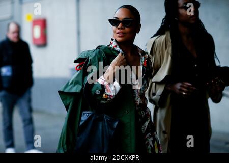 Street style, en arrivant à Burberry automne-hiver 2018-2019 spectacle tenu à Dimco Buildings, à Londres, Angleterre, le 17 février 2018. Photo de Marie-Paola Bertrand-Hillion/ABACAPRESS.COM Banque D'Images