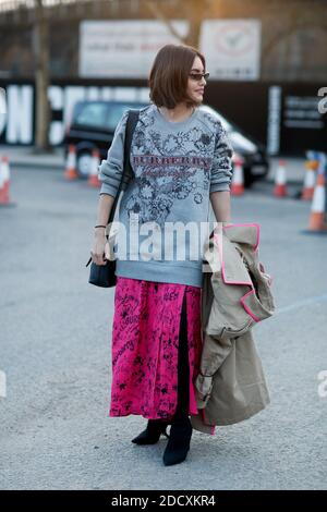 Street style, en arrivant à Burberry automne-hiver 2018-2019 spectacle tenu à Dimco Buildings, à Londres, Angleterre, le 17 février 2018. Photo de Marie-Paola Bertrand-Hillion/ABACAPRESS.COM Banque D'Images