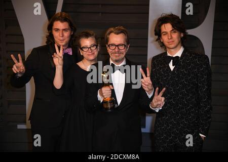 Gulliver Flynn Oldman, Gisele Schmidt, Gary Oldman et Charlie John Oldman à la Vanity Fair Oscar Party 2018 organisée par Radhika Jones au Wallis Annenberg Center for the Performing Arts le 4 mars 2018, Los Angeles, Beverly Hills, CA, États-Unis. Photo par DN Photography/ABACAPRESS.COM Banque D'Images