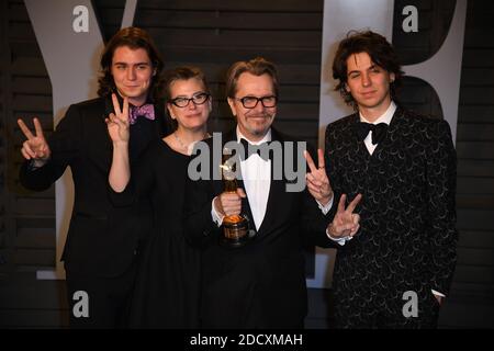 Gulliver Flynn Oldman, Gisele Schmidt, Gary Oldman et Charlie John Oldman à la Vanity Fair Oscar Party 2018 organisée par Radhika Jones au Wallis Annenberg Center for the Performing Arts le 4 mars 2018, Los Angeles, Beverly Hills, CA, États-Unis. Photo par DN Photography/ABACAPRESS.COM Banque D'Images