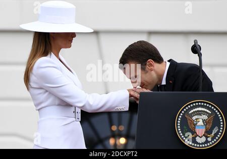 Le président français Emmanuel Macron embrasse la main de la première dame des États-Unis Melania Trump lors d'une cérémonie d'arrivée d'État à la Maison Blanche le 24 avril 2018 à Washington, DC. .photo par Olivier Douliery/Abaca Press Banque D'Images