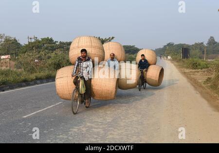 Guwahati, Assam, Inde. 22 novembre 2020. Les villageois sur leur chemin pour vendre des paniers de bambou dans leurs bicyclettes dans un marché hebdomadaire à Rangia dans le district de Kamrup d'Assam Inde le lundi 23 novembre 2020.les produits de bambou sont utilisés à des fins domestiques différentes à Assam et en raison de la disponibilité de bambous à Assam différents produits sont faits De lui et il a une bonne demande dans toute l'Inde crédit: Dasarath Deka/ZUMA Wire/Alay Live News Banque D'Images