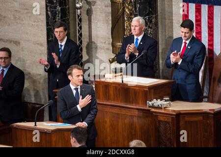 Le président de la Chambre Paul Ryan((R), le vice-président américain Mike Pence, les membres du Congrès et d'autres applaudissent après que le président français Emmanuel Macron a pris la parole lors d'une réunion conjointe du Congrès à l'intérieur de la Chambre le 25 avril 2018 au Capitole des États-Unis à Washington, DC, États-Unis. Photo par ELIOT BLONDT/ABACAPRESS.COM Banque D'Images