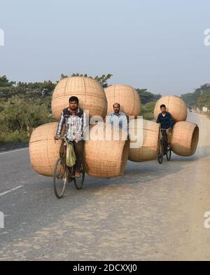 Guwahati, Assam, Inde. 22 novembre 2020. Les villageois sur leur chemin pour vendre des paniers de bambou dans leurs bicyclettes dans un marché hebdomadaire à Rangia dans le district de Kamrup d'Assam Inde le lundi 23 novembre 2020.les produits de bambou sont utilisés à des fins domestiques différentes à Assam et en raison de la disponibilité de bambous à Assam différents produits sont faits De lui et il a une bonne demande dans toute l'Inde crédit: Dasarath Deka/ZUMA Wire/Alay Live News Banque D'Images