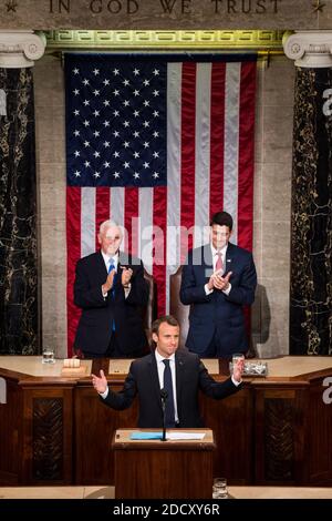 Le président de la Chambre Paul Ryan((R), le vice-président américain Mike Pence, les membres du Congrès et d'autres applaudissent après que le président français Emmanuel Macron a pris la parole lors d'une réunion conjointe du Congrès à l'intérieur de la Chambre le 25 avril 2018 au Capitole des États-Unis à Washington, DC, États-Unis. Photo par ELIOT BLONDT/ABACAPRESS.COM Banque D'Images