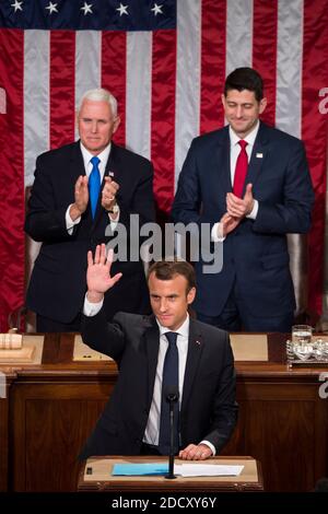 Le président de la Chambre Paul Ryan((R), le vice-président américain Mike Pence, les membres du Congrès et d'autres applaudissent après que le président français Emmanuel Macron a pris la parole lors d'une réunion conjointe du Congrès à l'intérieur de la Chambre le 25 avril 2018 au Capitole des États-Unis à Washington, DC, États-Unis. Photo par ELIOT BLONDT/ABACAPRESS.COM Banque D'Images