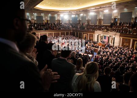 Le président de la Chambre Paul Ryan((R), le vice-président américain Mike Pence, les membres du Congrès et d'autres applaudissent après que le président français Emmanuel Macron a pris la parole lors d'une réunion conjointe du Congrès à l'intérieur de la Chambre le 25 avril 2018 au Capitole des États-Unis à Washington, DC, États-Unis. Photo par ELIOT BLONDT/ABACAPRESS.COM Banque D'Images