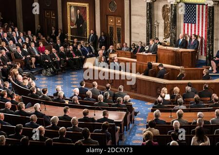 Le président de la Chambre Paul Ryan((R), le vice-président américain Mike Pence, les membres du Congrès et d'autres applaudissent après que le président français Emmanuel Macron a pris la parole lors d'une réunion conjointe du Congrès à l'intérieur de la Chambre le 25 avril 2018 au Capitole des États-Unis à Washington, DC, États-Unis. Photo par ELIOT BLONDT/ABACAPRESS.COM Banque D'Images